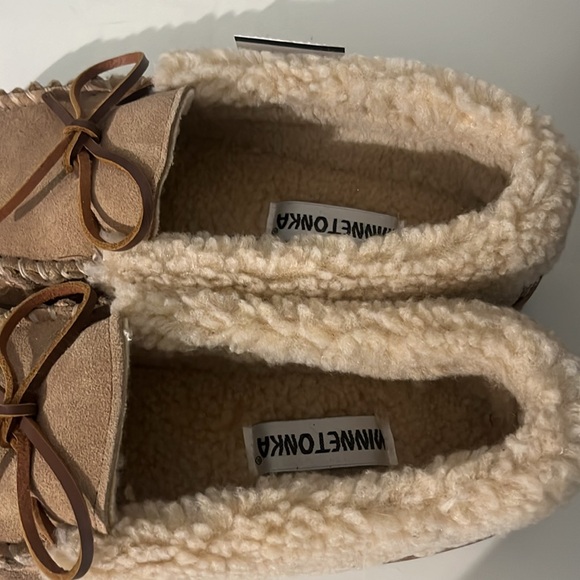 New Minnetonka Men’s Cade Lined Moccasin Slippers Cinnamon Size 10 NWT - Picture 3 of 8